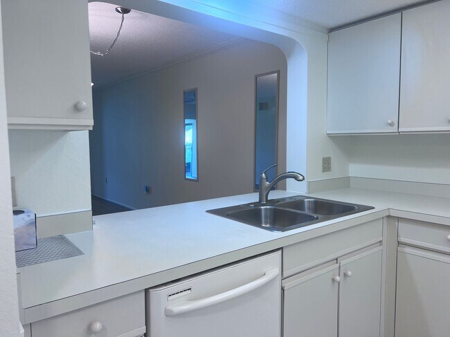 Building Photo - New Listing!