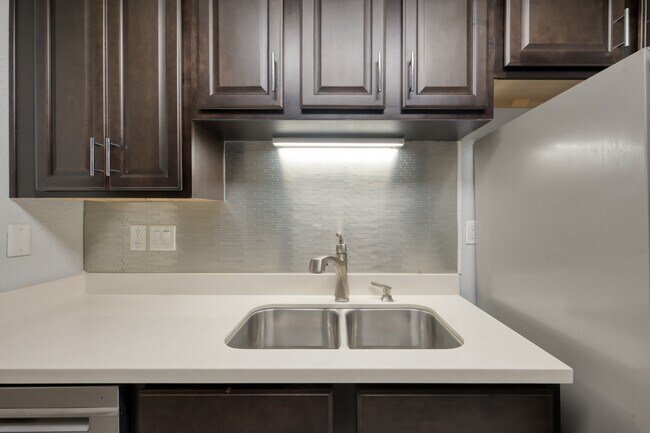 Building Photo - 1860 White Oak Dr