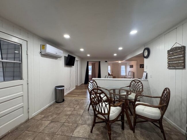 Building Photo - Charming 4 Bedroom in Port Orange