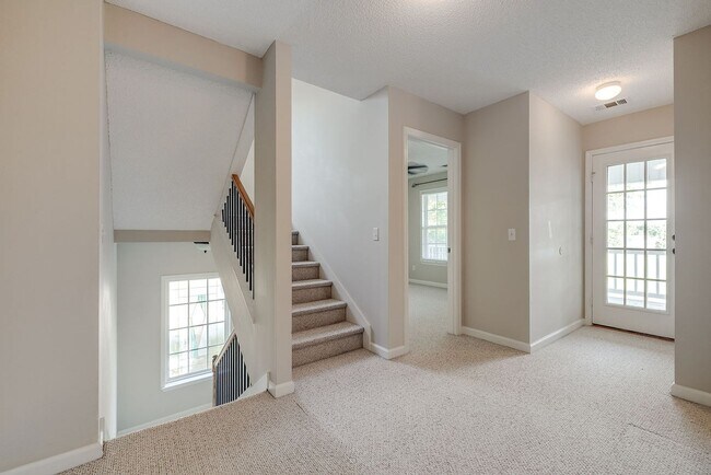 Building Photo - Beautiful Custom Home on Golf Course