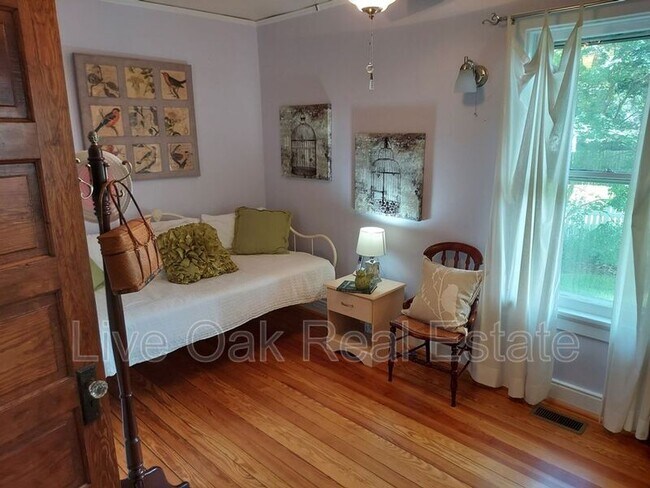 Building Photo - 774 W 51st St