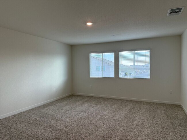 Building Photo - Beautiful 5 bed 3 bath located in West Ros...