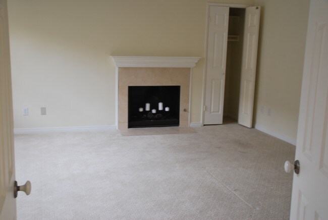 Large Master - New Carpet & Paint - 13082 Mindanao Way