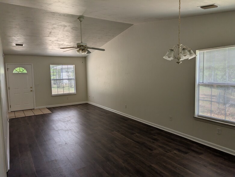 Living - 2423 Chateau Ln