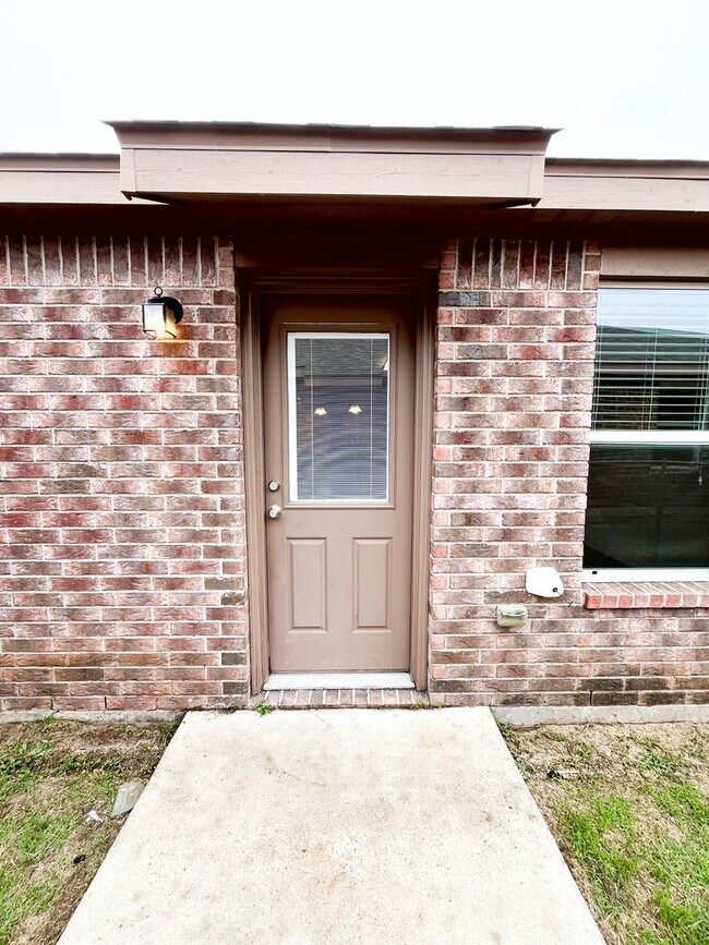 Building Photo - 1515 Justin Lp