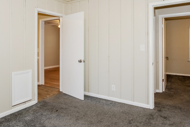 Building Photo - 3704 Lakewood Dr NW