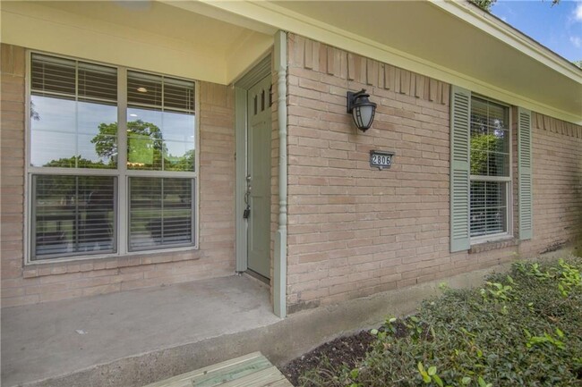 Building Photo - Updated 2 bedroom, 2 bath Duplex near Oran...