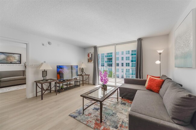 Building Photo - 1200 Brickell Bay Dr