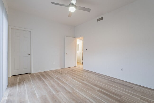 Building Photo - 920 E Elm St