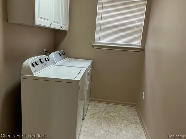 Building Photo - 48161 Nottinghill Ln