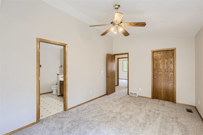 Building Photo - Spacious NW Longmont Home