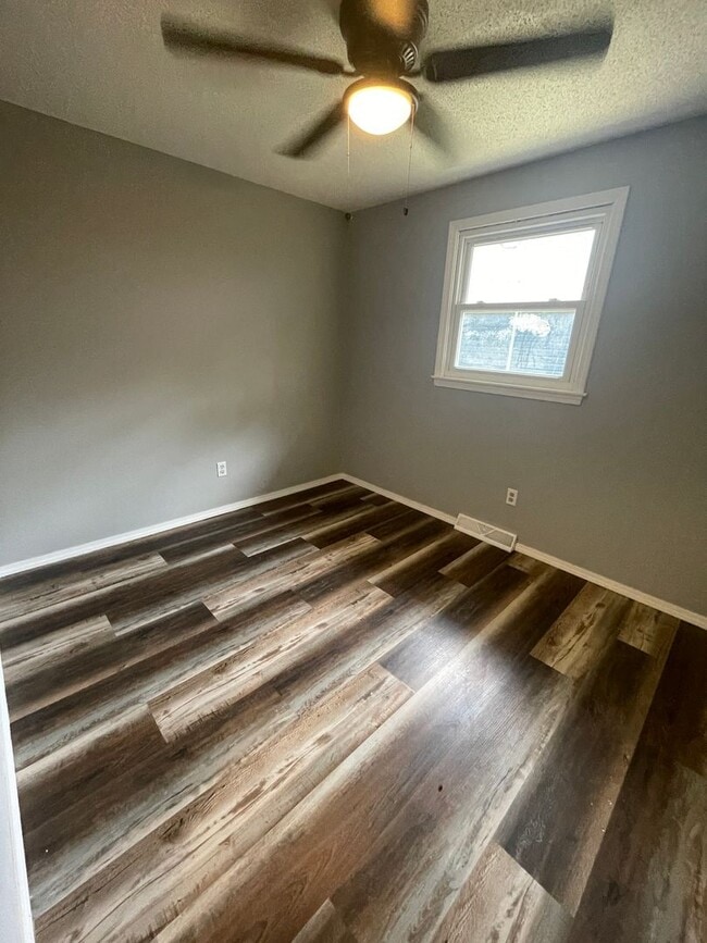 Building Photo - 3 Bed 2 Bath Carport Available 8-11-2025!!