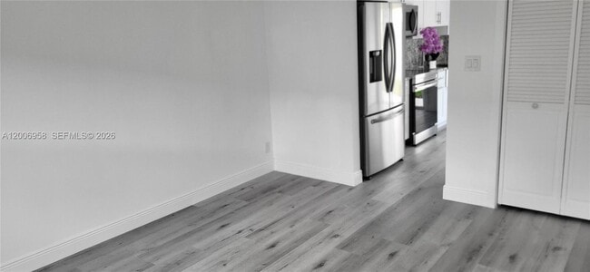 Building Photo - 3421 NE 5th Ave