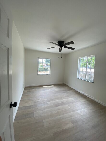 Building Photo - 834 N Parkside Ave