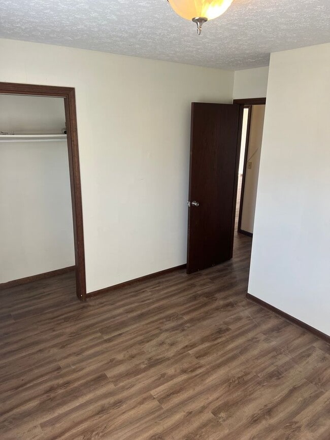 Building Photo - Spacious 3 Bedroom, 1 Bathroom Duplex