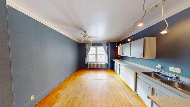Building Photo - 206 W Custer Park St