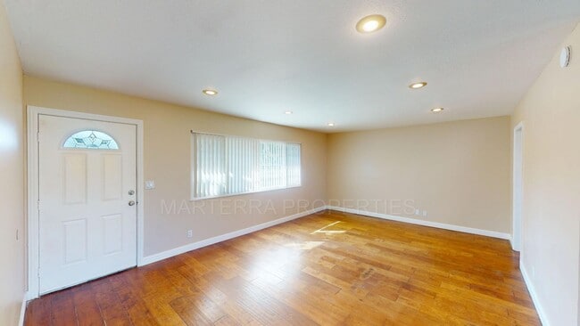 Building Photo - Remodeled 4 bedroom home in Huntington Beach