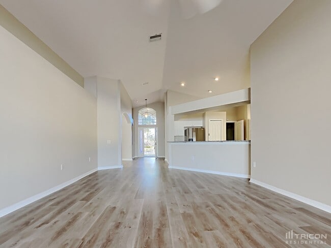 Building Photo - 10041 Creek Bluff Dr