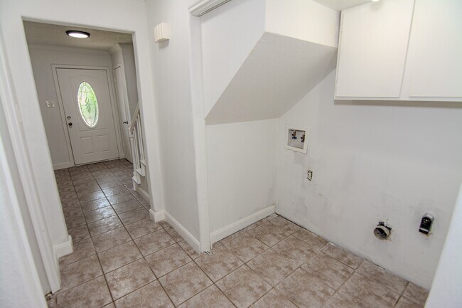 Building Photo - 20335 Fieldtree Dr