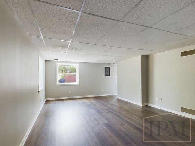 Building Photo - Coming Soon   Spacious 3 bedroom Located i...