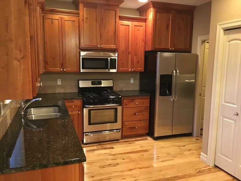 Building Photo - 2060 SW Kendra St