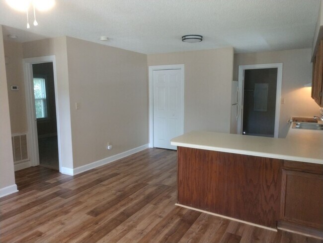 Building Photo - Cute 2 Bedroom Ranch!! Great deck and yard!