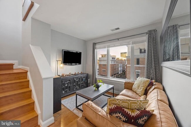 Building Photo - 900 Valencia Ct