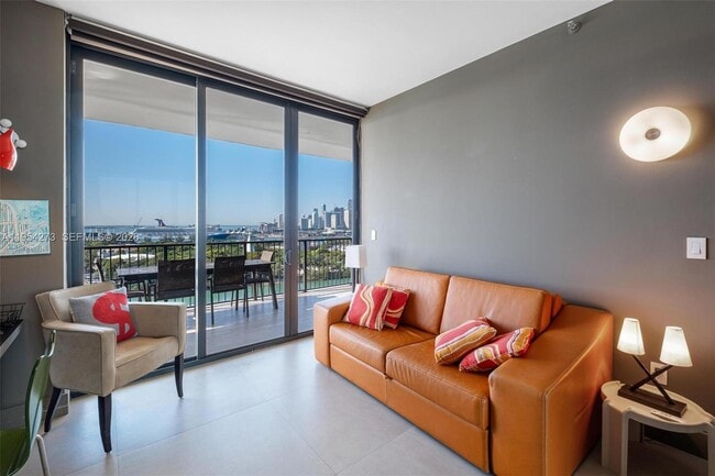 Building Photo - 1000 Venetian Way