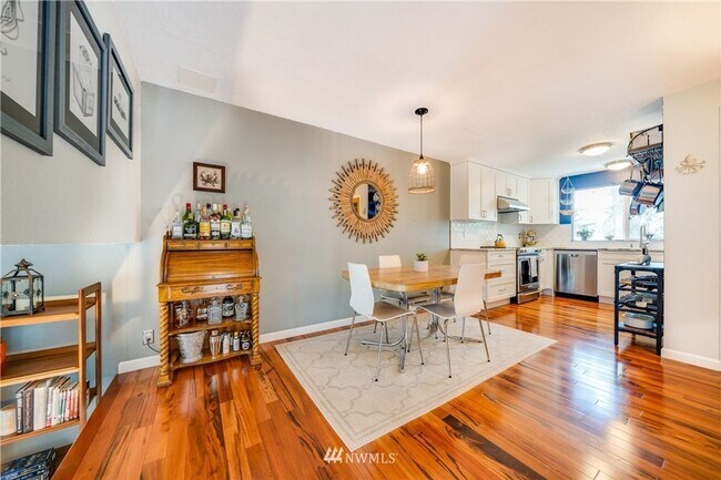Building Photo - Beautifully Remodeled 2 bed/1.5 Bath Townh...