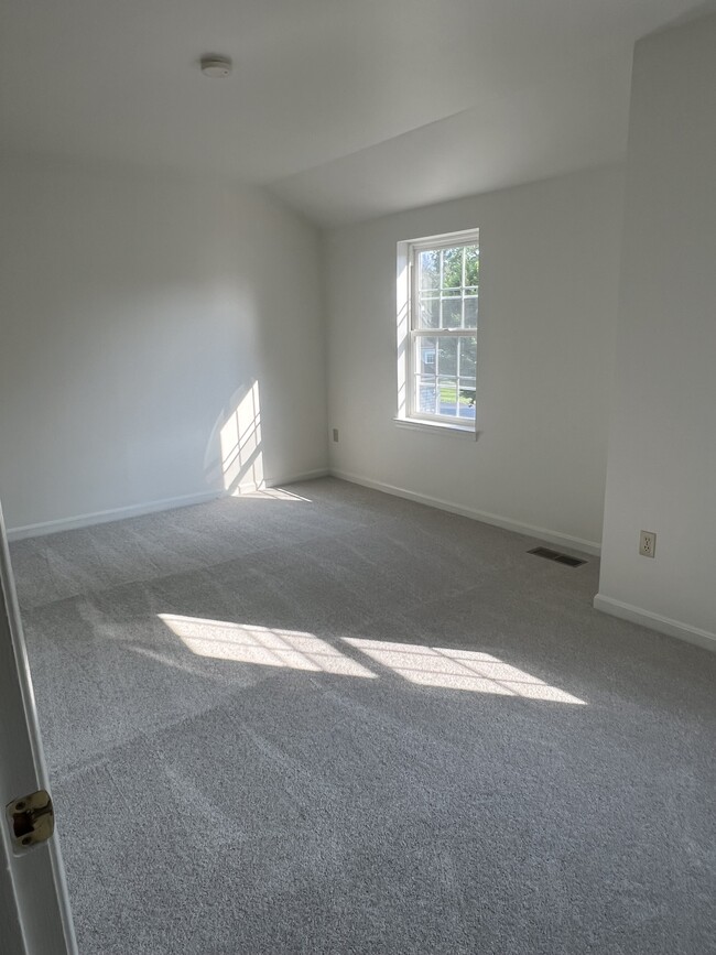 Building Photo - 709 Cambridge Ct
