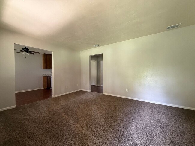 Building Photo - UPSTAIRS UNIT ON THE GOLF COURSE!