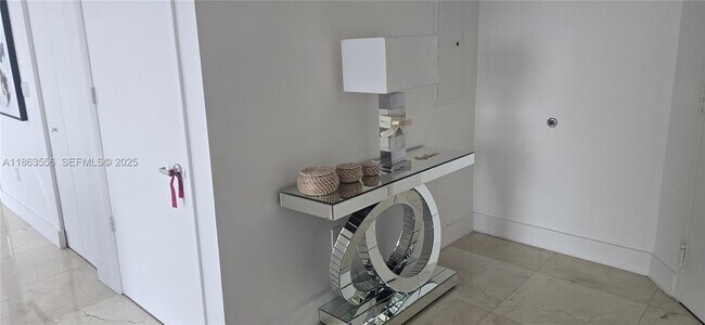 Building Photo - 495 Brickell Ave