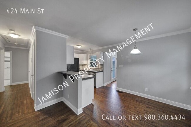 Building Photo - 424 Main St