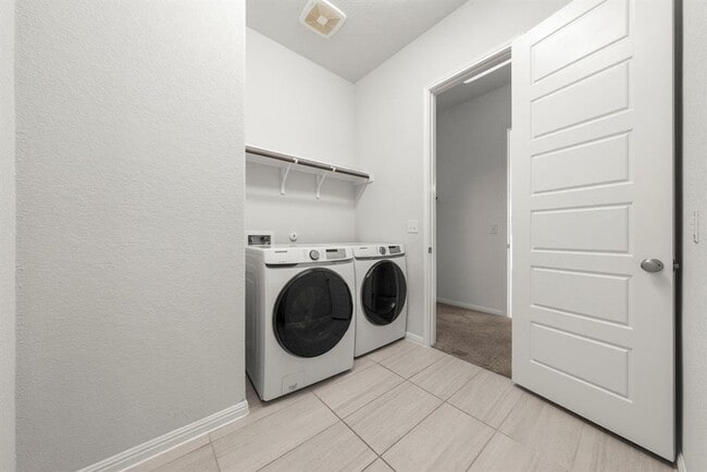 Building Photo - 713 Kingston Pl