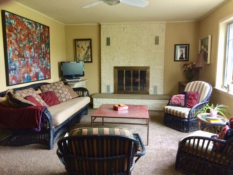 Living room - 5309 N River Rd