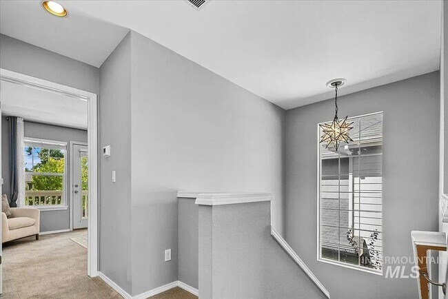 Building Photo - Charming 3 bedroom 2.5 bathroom in Desirable Area!