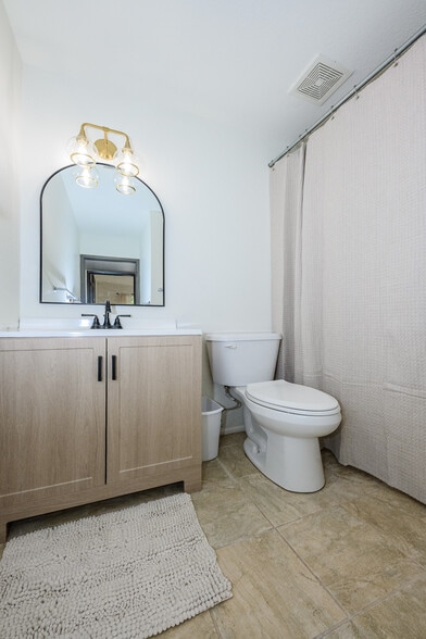 Hall Bath - 785 E Country Club Dr