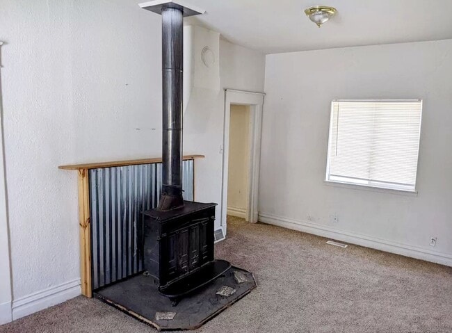 Building Photo - Single Family Home with Garage | Avail. Oc...