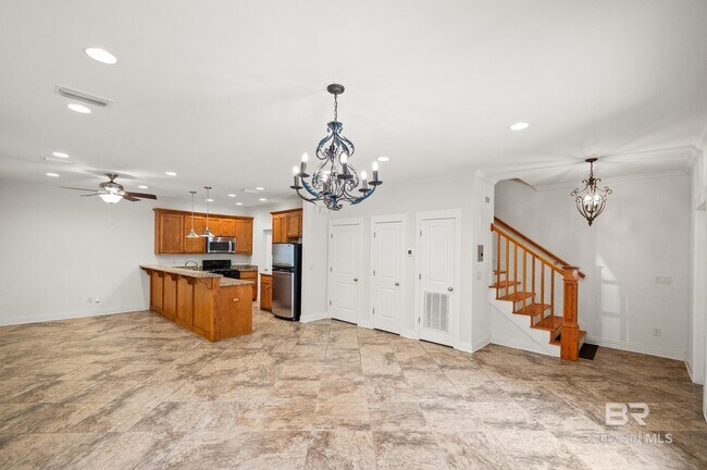 Building Photo - 491 Pine Ave