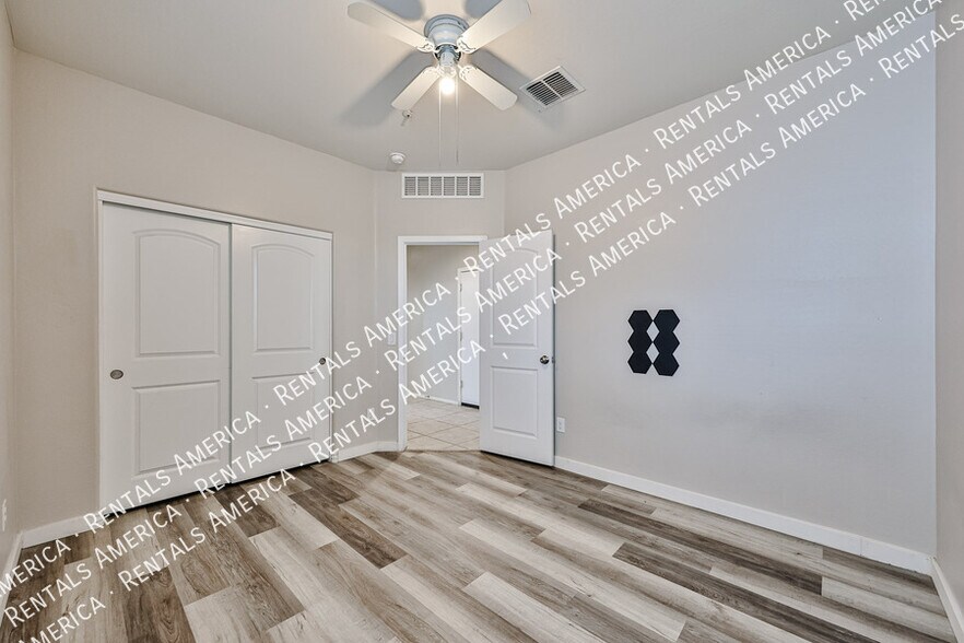 Building Photo - 30938 W Mitchell Dr