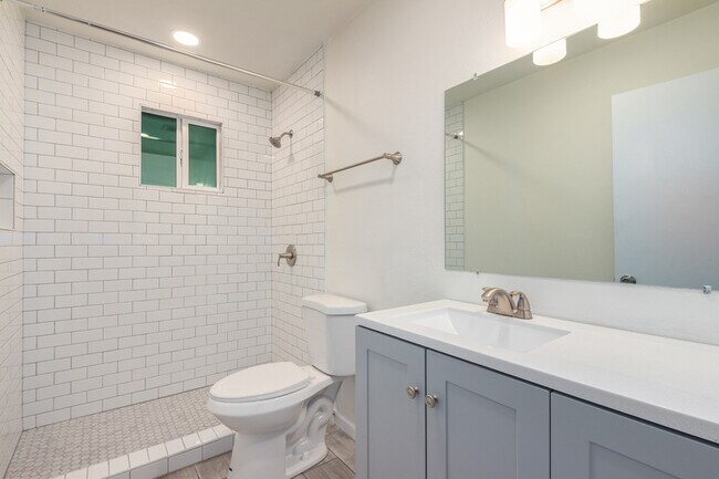 Building Photo - 5107 N 28th Dr