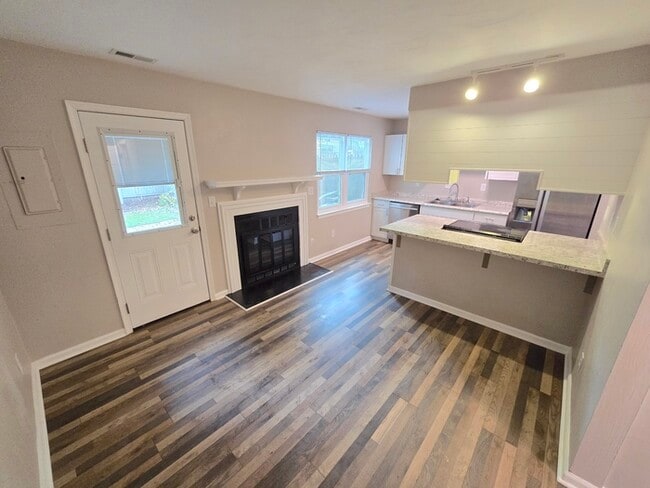 Building Photo - 3 BEDROOM END UNIT TOWNHOUSE FOR RENT IN V...
