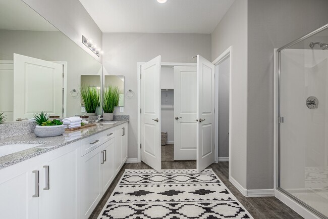 Large master bathroom - Lyra Residences
