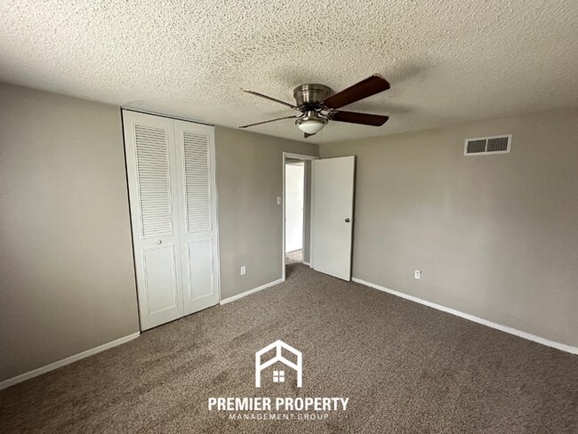 Building Photo - Spacious 4BR Home w/ Fireplace, Covered Patio & Fenced Yard