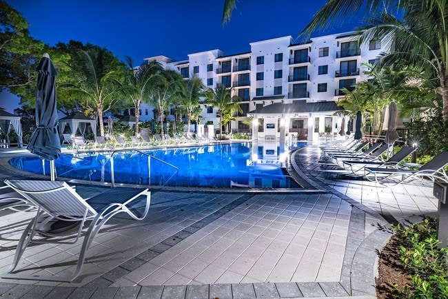 Resort Style Swimming Pool - Palmetto Station