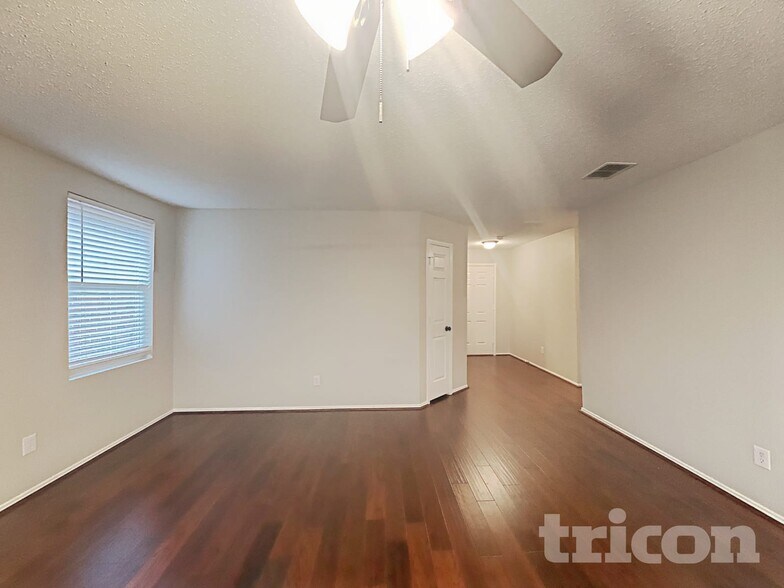 Building Photo - 1913 Lariat Dr