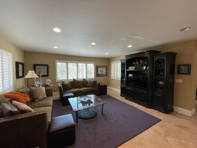Building Photo - Gorgeous updated single level home in S.Wa...