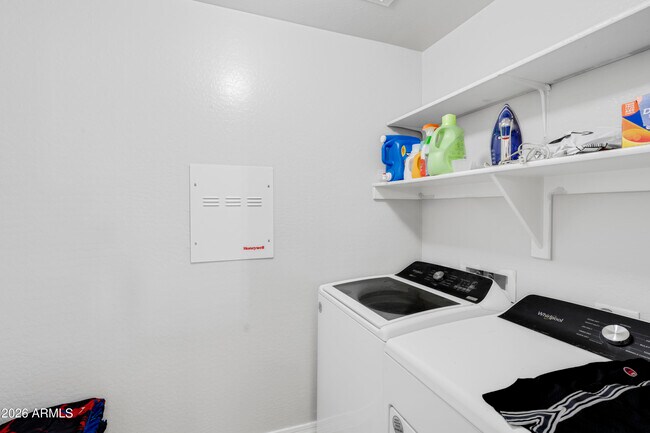 Building Photo - 40893 W Bedford Dr