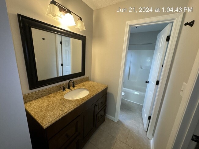 Building Photo - 5032 Shimmer Dr