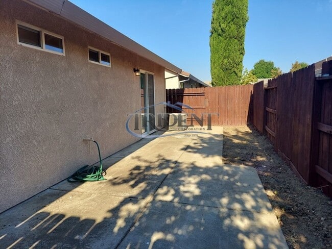 Building Photo - Small pet friendly duplex with front yard landscaping included